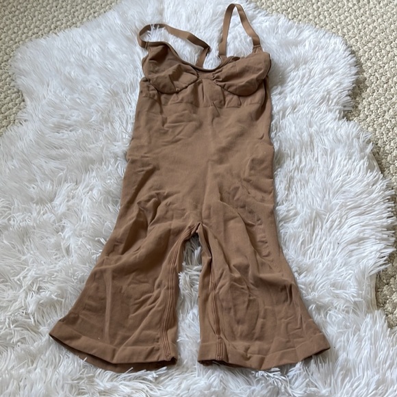 SKIMS
Sculpting Seamless Mid-Thigh Bodysuit - Picture 5 of 9